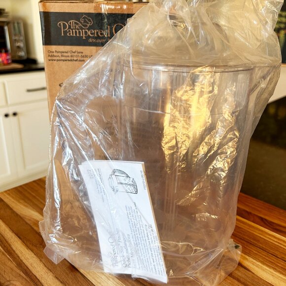 New in box—Pampered Chef 2-QT Quick Stir Pitcher - Picture 2 of 2